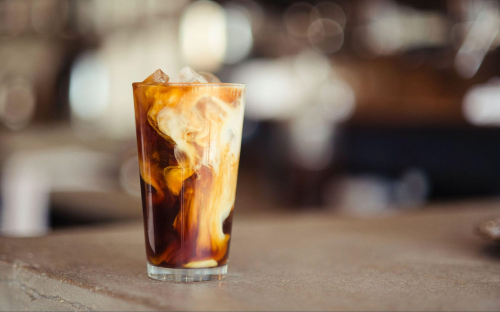 Un verre de cold brew avec du lait.