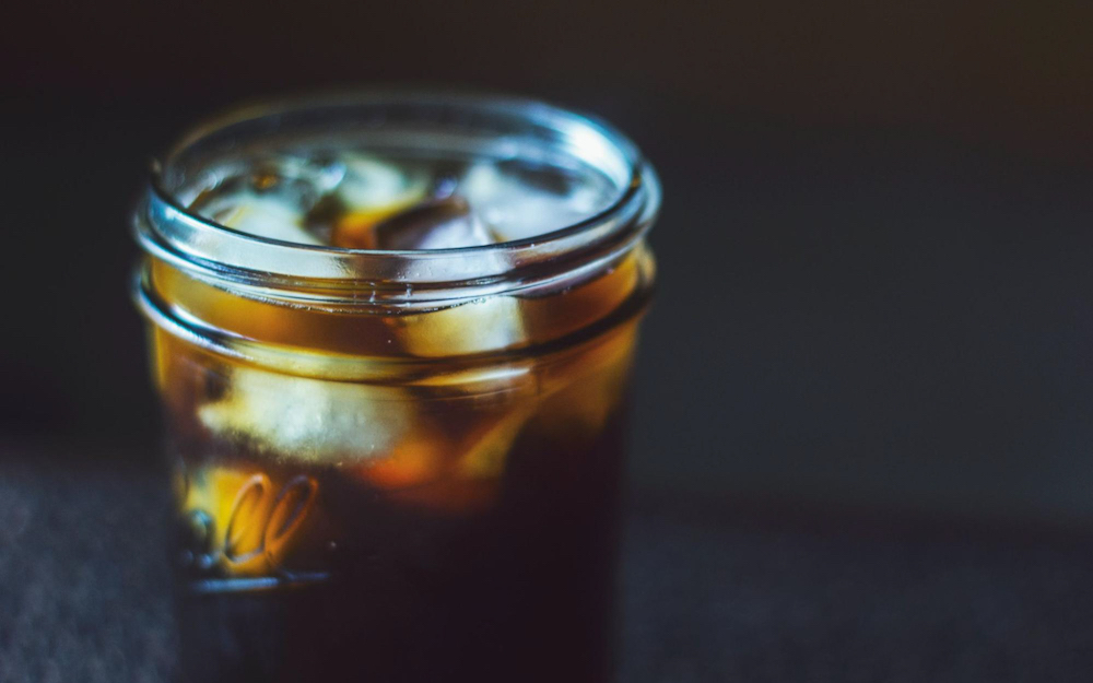 cold brew avec de la glace dans un verre transparent