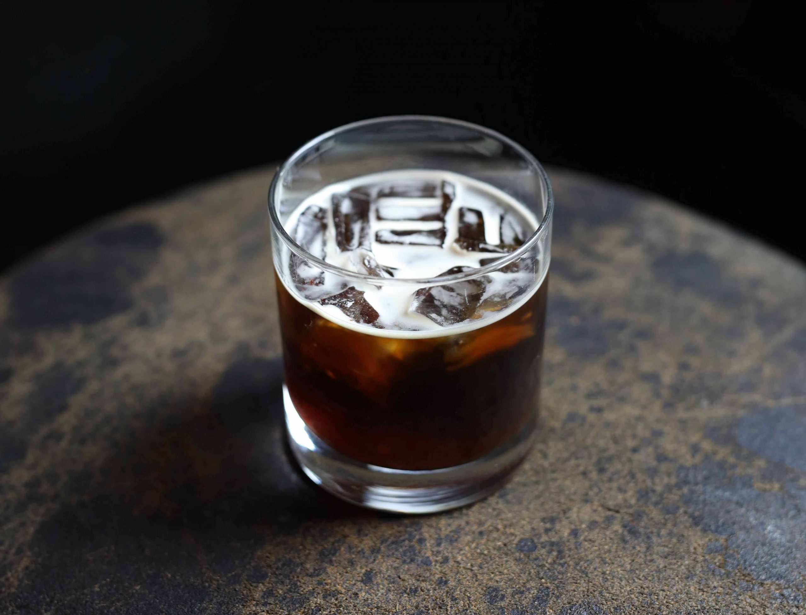 Concentré de café servi avec de la glace dans un verre.