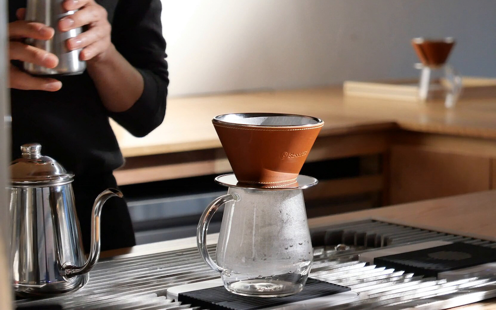 infuseur de café steadfast avec personne buvant du café