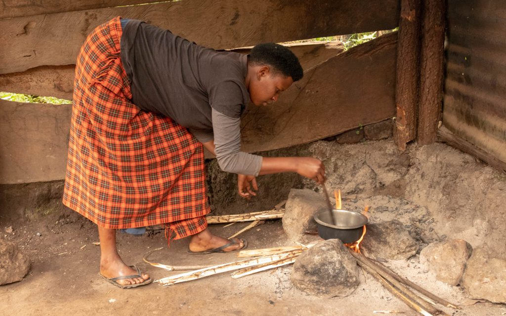 Femme d'un village africain faisant du café de façon traditionnelle