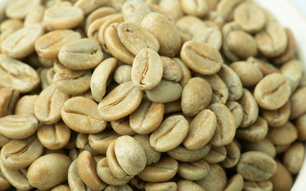 Une pile de grains de café verts