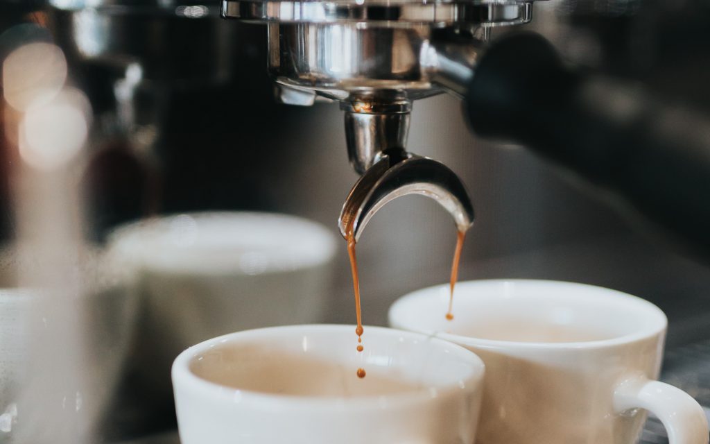 L'espresso est extrait dans deux tasses en porcelaine.