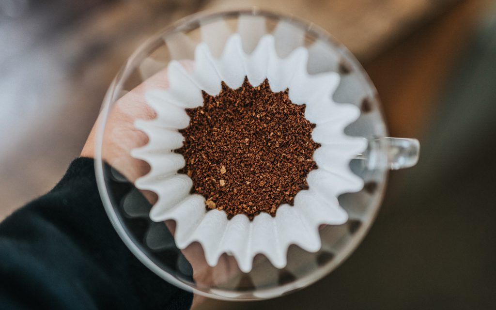 Café moulu dans une machine à café Kalita en verre