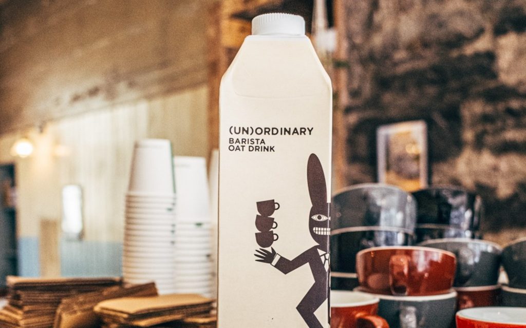 Un carton de lait d'avoine (non)ordinaire dans un café.